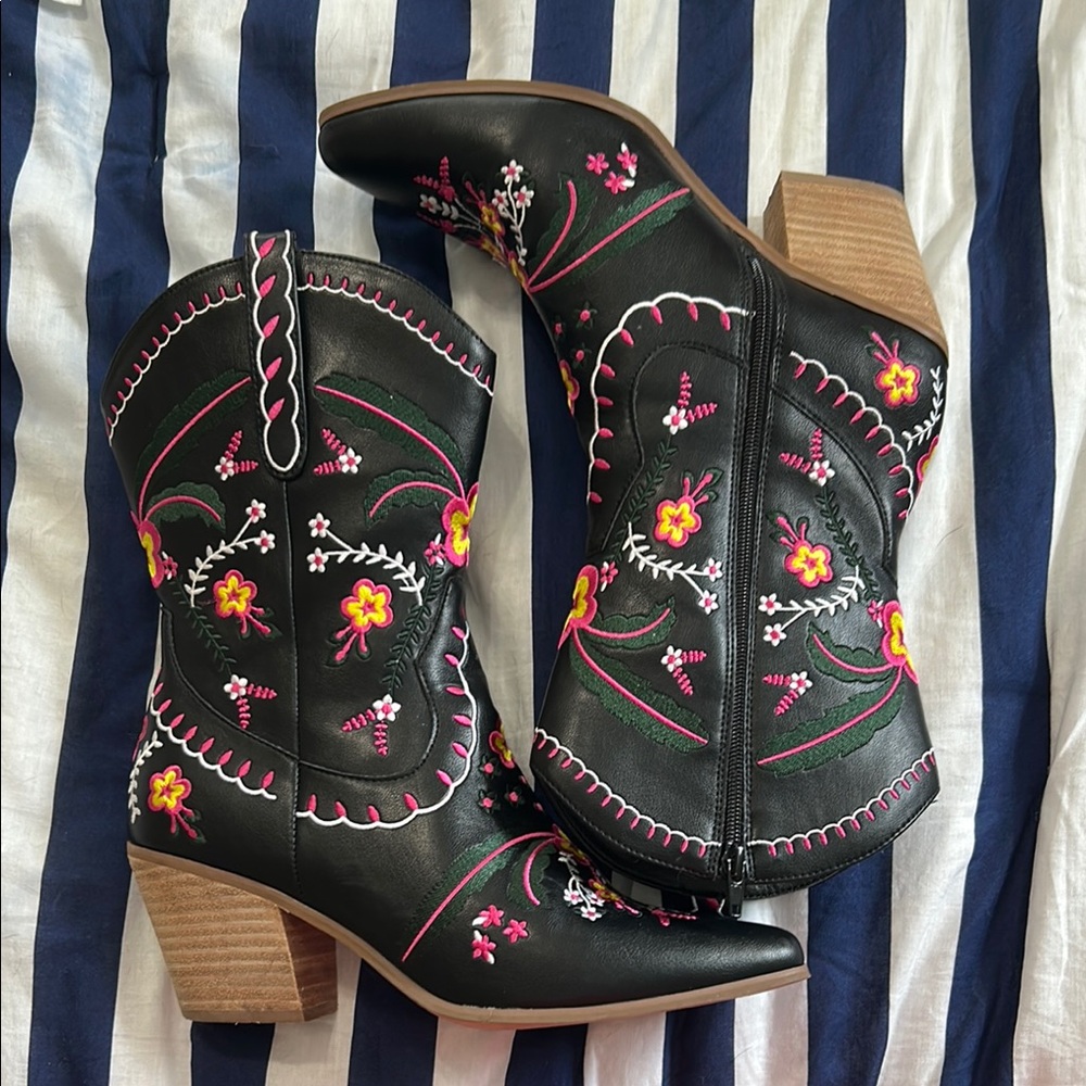 ARULA Black and Pink Heeled Boots with Elegant Design